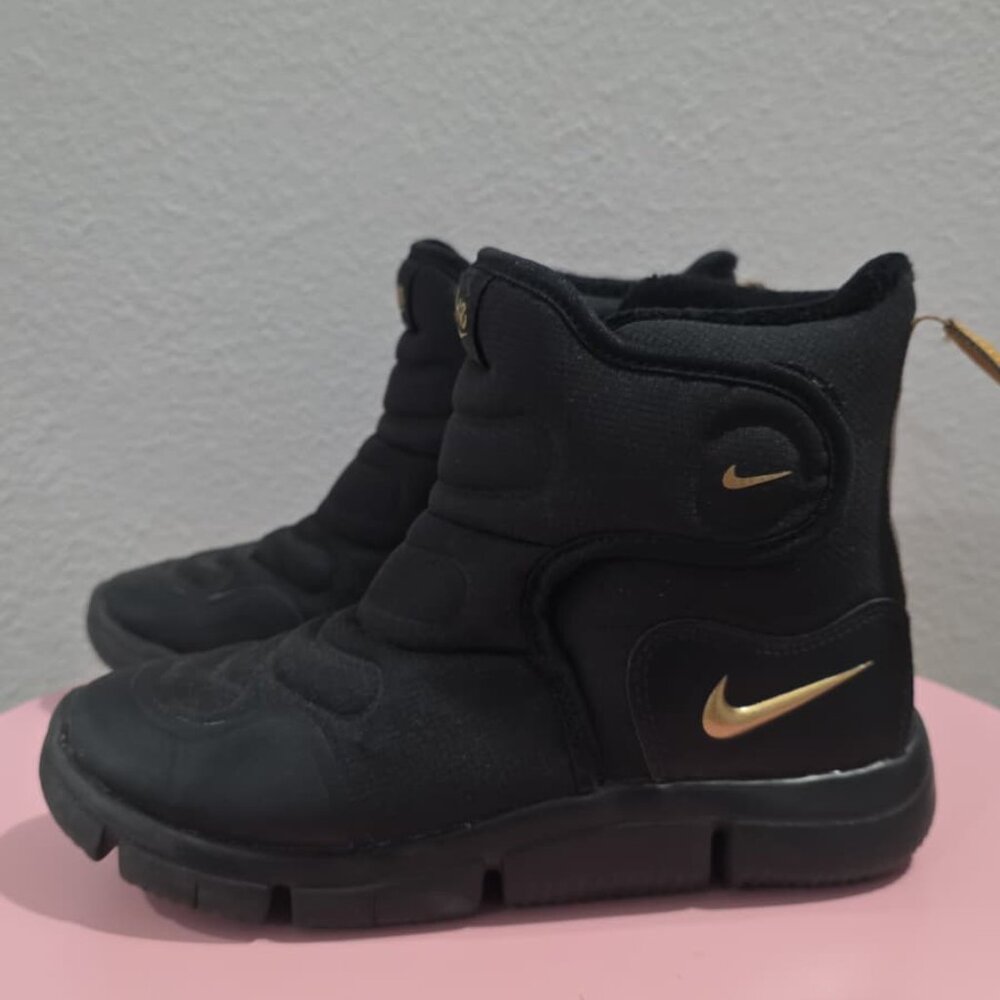 Nike Novice Boot 'Black/Wolf Grey/Metallic Gold' (Size 2Y)